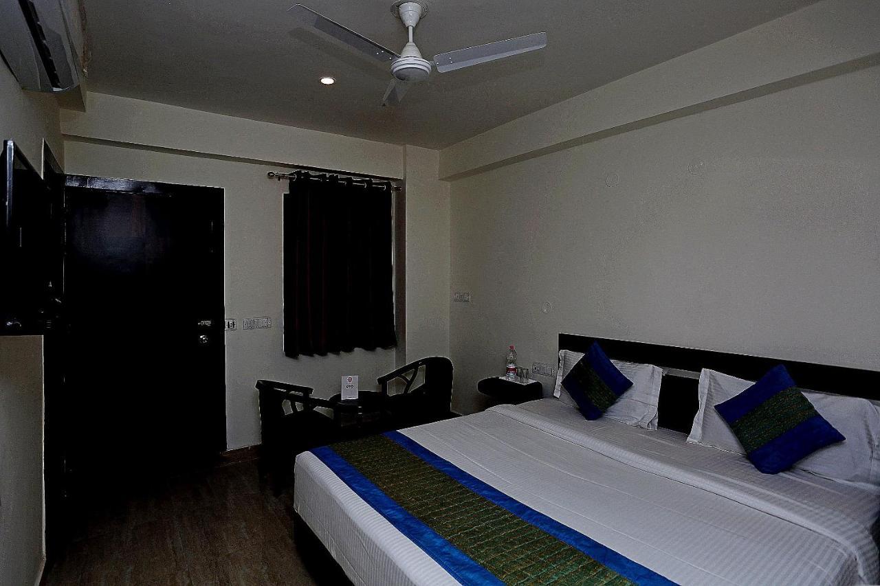 Oyo 12171 Hotel Sky View Gurgaon Exterior photo